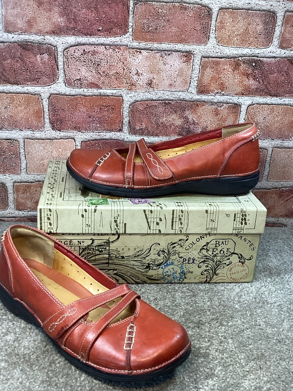 Clarks Un Structured womens red Mary Jane Flats size 8